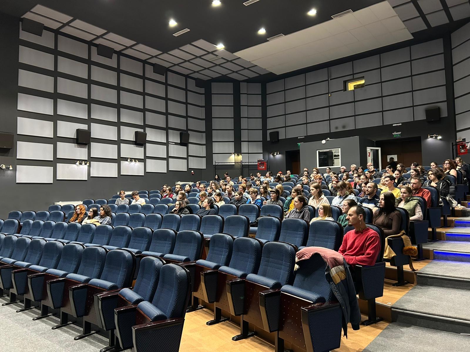 Sală de Cinema plină de spectatori cu prilejul ecranizării unuia dintre documentarele cu scop educativ și de conștientizare pentru mediu
